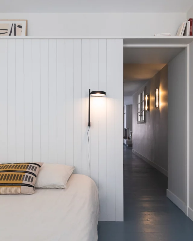 La réalisation d’un retrait en partie haute de la tête de lit créée en médium rainuré, apporte du relief et de la fonctionnalité à cet espace et s’inscrit parfaitement dans l’esthétique de l’appartement.

–
–
–

ATELIER IDEA
05.59.51.41.70
atelier@idea-luz.com
159 route de Belharra,
Saint Jean de Luz, 64500

#architecturelovers #architecturedesign #architecturephotography #architecturalstyle #architectureloversclub #architecturalinspiration #architecturelife #architectureproject #renovationideas #paysbasque #saintjeandeluz #southwest #renovation #archi